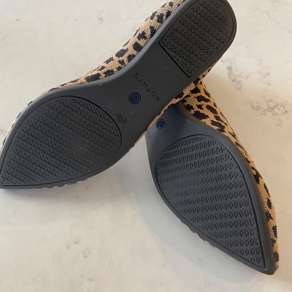 Rothys Sz 7 leopard print pointy-toe flats - Picture 2 of 3